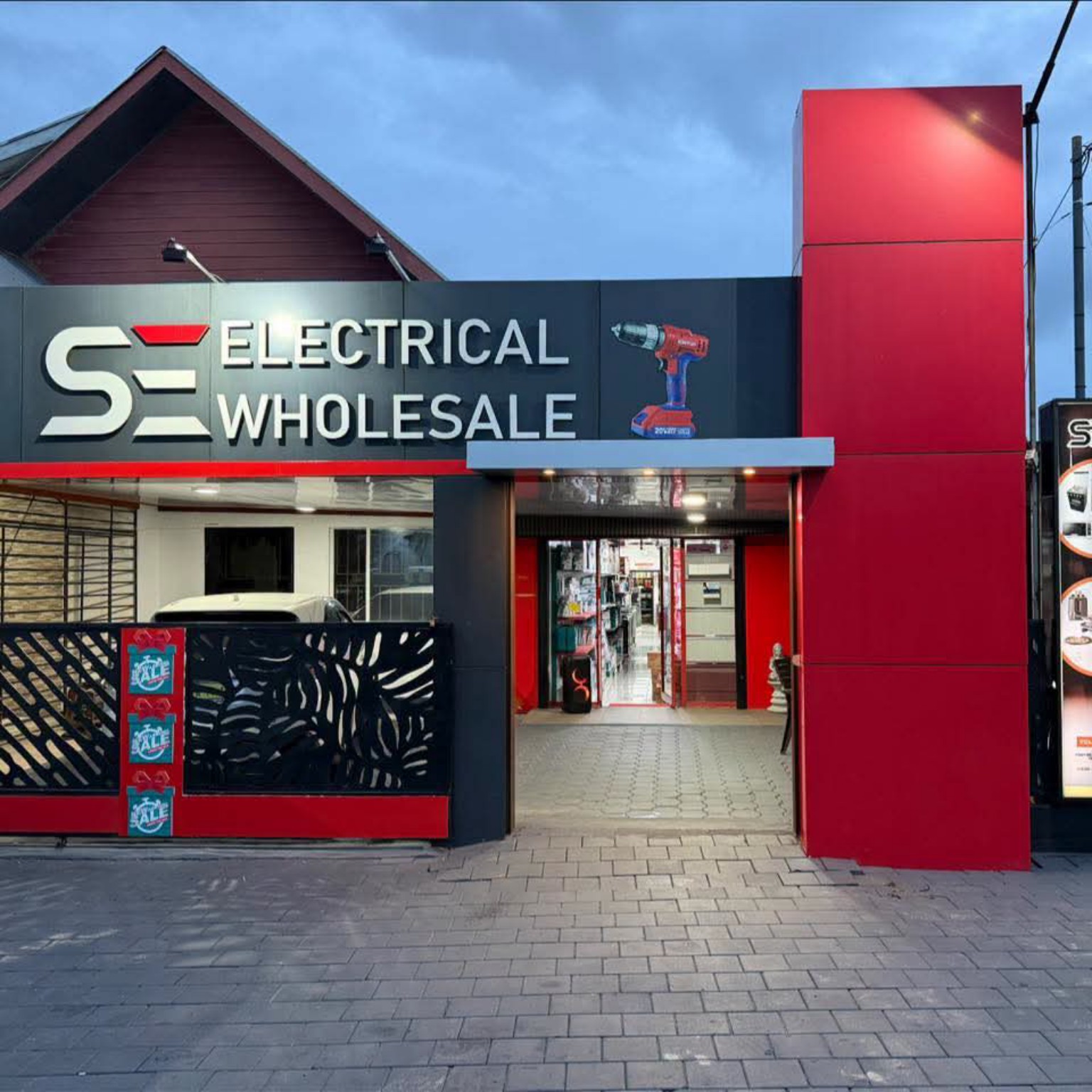 De winkelgevel en ingang van SE Electrical Wholesale in Dijkveld